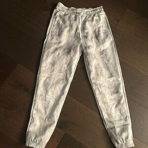 Size small viral camo sweatpants! Sadly they don’t fit me :( Super cozy and cute
